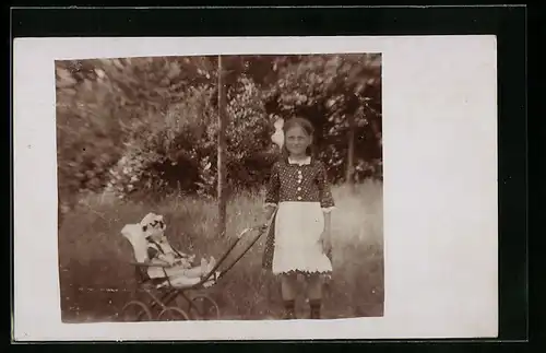Foto-AK Mädchen mit einem Puppenwagen