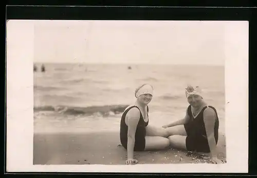 Foto-AK Zwei Frauen in Badeanzügen am Strand
