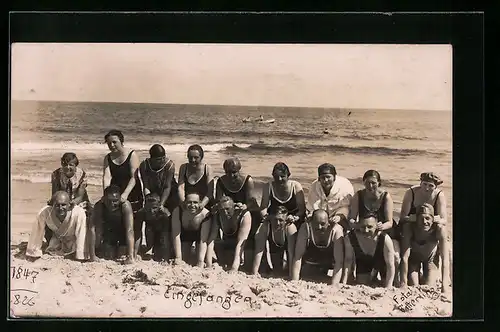 Foto-AK Männer und Frauen im Badeanzug am Strand