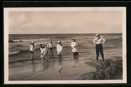 AK Kinder spielen am Strand