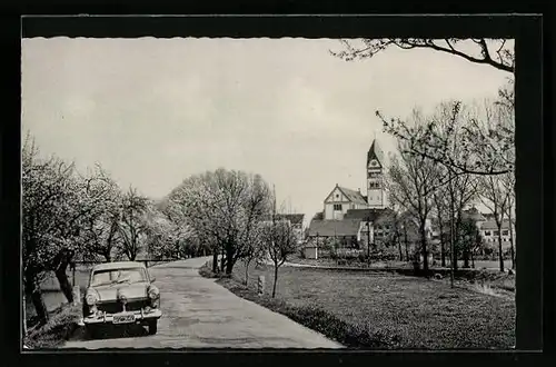 AK Ketsch a. Rh., Ortspartie mit Kirche und Auto