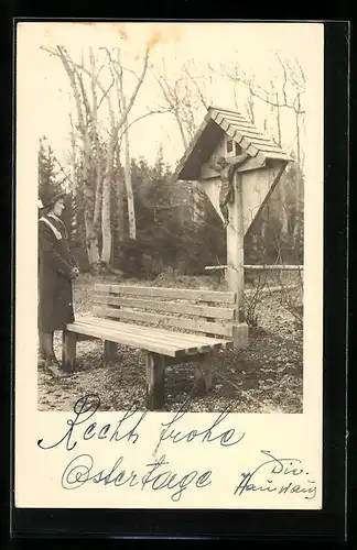 Foto-AK Junge Dame vor einem Flurkreuz mit Bank