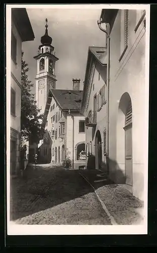 AK Samaden, Strassenpartie mit Blick zum Kirchturm