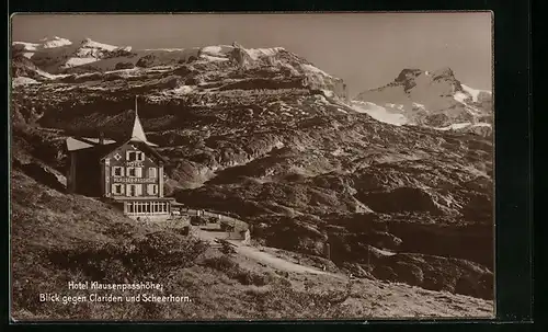 AK Klausenpass, Hotel Klausenpasshöhe mit Blick gegen Clariden und Scheerhorn