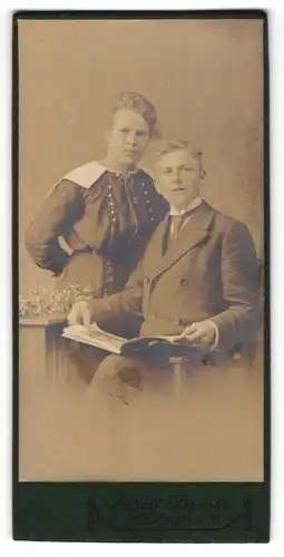 Fotografie Adolf Zierold, Zschopau i. S., Junges Paar in modischer Kleidung