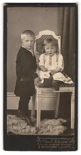 Fotografie Paul Seidel, Wittgensdorf i. S., Junge im Kleid mit Schwesterchen