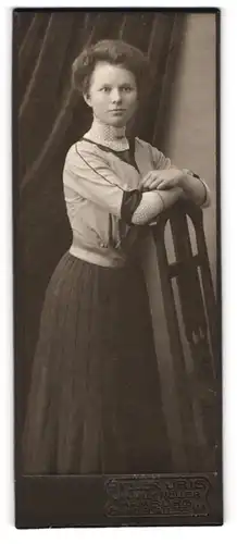 Fotografie Willy Müller, Hamburg, Grindelallee 144, Junge Dame in modischer Kleidung