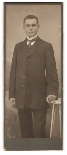 Fotografie Erich Osten, Sternberg i. Meckl., Brüeler Chausseestrasse, Junger Herr im Anzug mit Krawatte