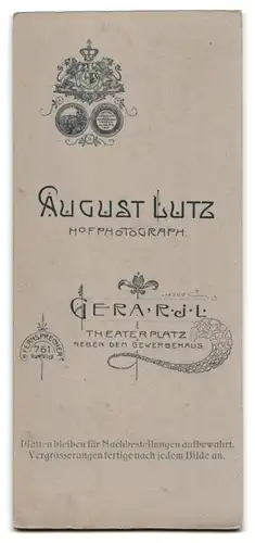 Fotografie August Lutz, Gera /R. j. L., Theaterplatz, Junger Herr im Anzug mit Fliege
