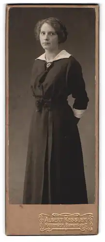 Fotografie Albert Kessler, Hattingen, Bismarckstr. 2, Junge Dame im Kleid mit Kragenbrosche