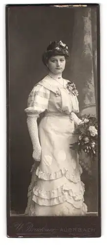 Fotografie W. Bruckner, Auerbach, Neumarkt, Junge Dame im Kleid