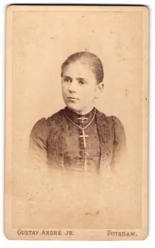 Fotografie Gustav André jr., Potsdam, Spandauer-Str. 34, Junge Dame mit Kragenbrosche und Kreuzkette