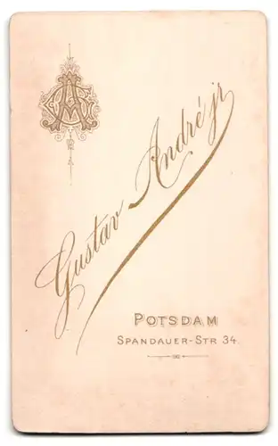 Fotografie Gustav André jr., Potsdam, Spandauer-Str. 34, Junge Dame mit Kragenbrosche und Kreuzkette