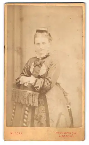 Fotografie M. Boak, Driffield, Junge Dame im hübschen Kleid