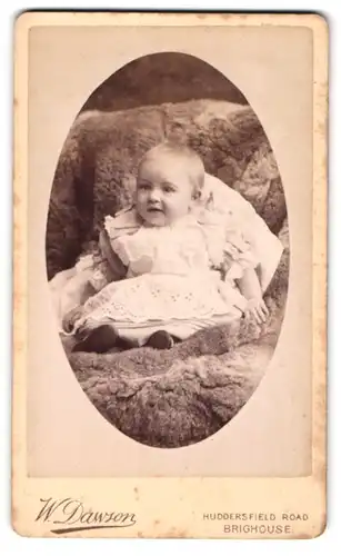 Fotografie W. Dawson, Brighouse, Huddersfield Rd., Süsses Kleinkind im weissen Kleid