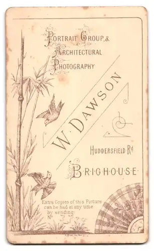 Fotografie W. Dawson, Brighouse, Huddersfield Rd., Süsses Kleinkind im weissen Kleid