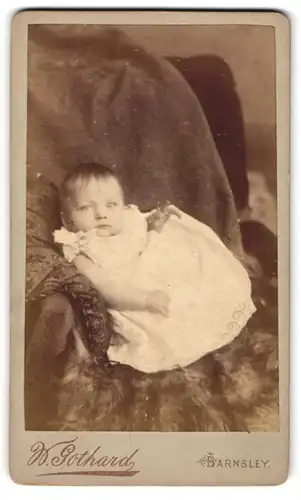 Fotografie Warner Gothard, Barnsley, Eldon Street, Süsses Kleinkind im weissen Kleid