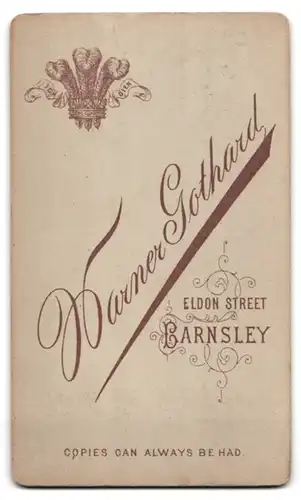 Fotografie Warner Gothard, Barnsley, Eldon Street, Süsses Kleinkind im weissen Kleid