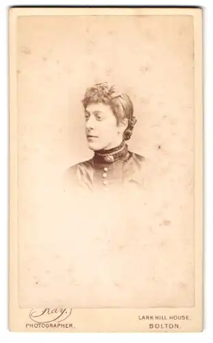 Fotografie Kay, Bolton, 160, St. George`s Road, Bürgerliche Dame mit Kragenbrosche