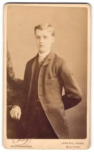 Fotografie Kay, Bolton, 160, St. George`s Road, Junger Herr in modischer Kleidung