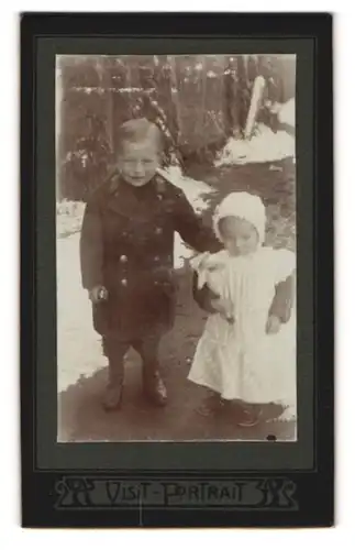 Fotografie Max Petrick, Mücka /O.-L., Kleiner Junge im Mantel und Kleinkind