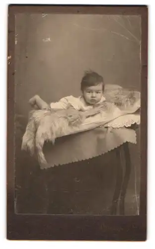 Fotografie Max Obermaier, Donauwörth, Promenade 425, Kleinkind im Hemd liegt auf einem Fell