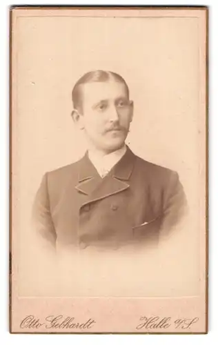 Fotografie Otto Gebhardt, Halle a. S., Poststr. 9-10, Eleganter Herr mit Schnauzbart