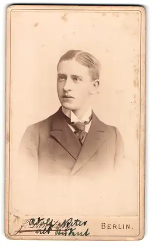 Fotografie Jul. Lawitzky, Berlin, Behrenstr. 21, Junger Herr im Anzug mit Krawatte