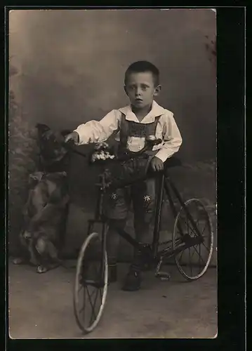 Foto-AK Bub in Lederhosen mit Fahrrad, possierlicher Hund