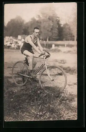 Foto-AK Mann in Sportkleidung auf seinem Radsport
