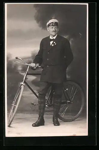 Foto-AK Herr mit Fahrrad in Studiokulisse
