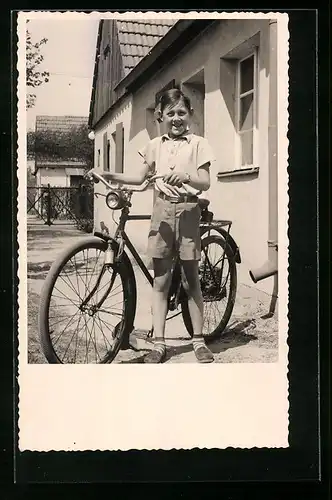 Foto-AK Bub mit Fahrrad und breiten Grinsen im Gesicht