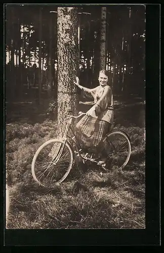Foto-AK Frau mit Fahrrad im Wald