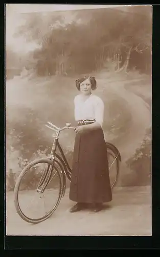 Foto-AK Junge Frau mit Fahrrad in einer Studiokulisse