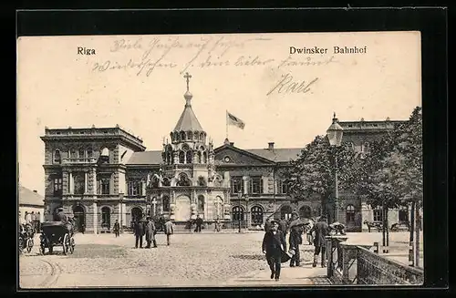 AK Riga, Dwinsker Bahnhof mit Strasse und Passanten