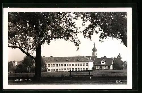 AK Mank, Blick auf ein grosses Gebäude und Kirche