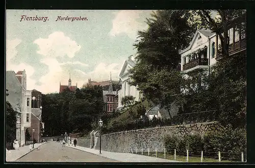 AK Flensburg, Strasse am Nordergraben mit Passanten