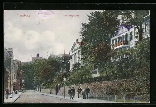 AK Flensburg, Strasse am Nordergraben mit Passanten