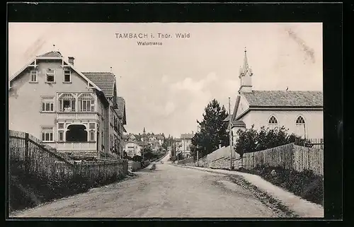 AK Tambach /Th., Waldstrasse mit Kirche