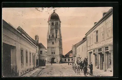 AK Fischamend, Strassenpartie mit Stadtturm und Kutsche