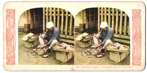 Stereo-Fotografie unbekannter Fotograf, Ansicht Yokohama, Shoemaker Mending Rain Shoes