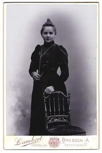 Fotografie Lambert, Dresden-A., Seestr. 21, Junge Dame im Kleid