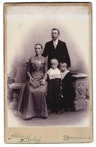 Fotografie Otto Wendt, Dresden-N., Bautznerstr. 29, Bürgerliches Paar mit zwei Kindern