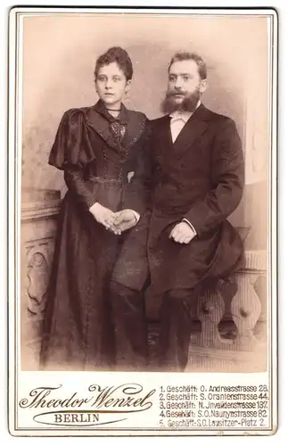 Fotografie Theodor Wenzel, Berlin, Andreasstr. 28, Bürgerliches Paar in hübscher Kleidung