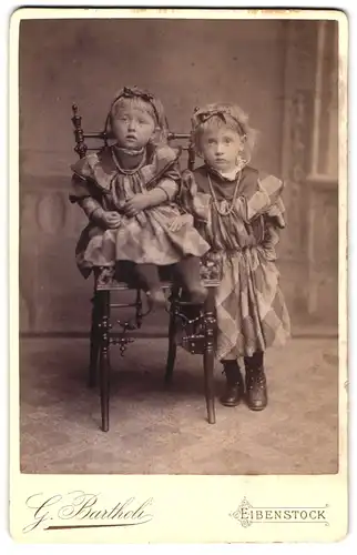 Fotografie G. Bartholi, Eibenstock, Zwei kleine Mädchen in karierten Kleidern