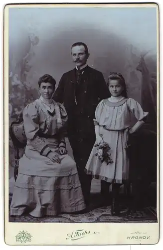 Fotografie A. Fuchs, Hronov, Jiraskova ulice c 190, Bürgerliches Paar mit einer Tochter