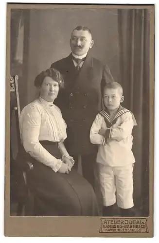 Fotografie Atelier Ideal, Hamburg-Barmbeck, Hamburgerstr. 58, Bürgerliches Paar mit einem Jungen