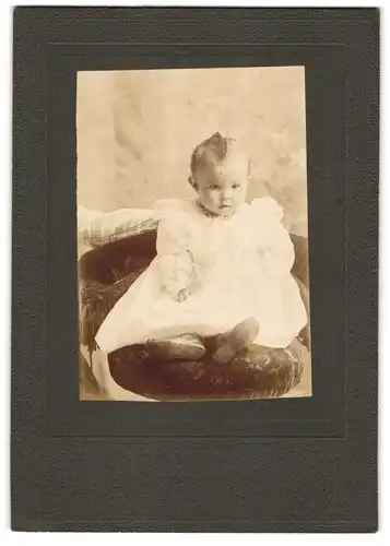 Fotografie unbekannter Fotograf und Ort, Süsses Kleinkind im weissen Kleid