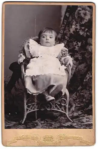 Fotografie A. & G. Taylor, Sunderland, 12, Norfolk St., Kleines Kind im hübschen Kleid