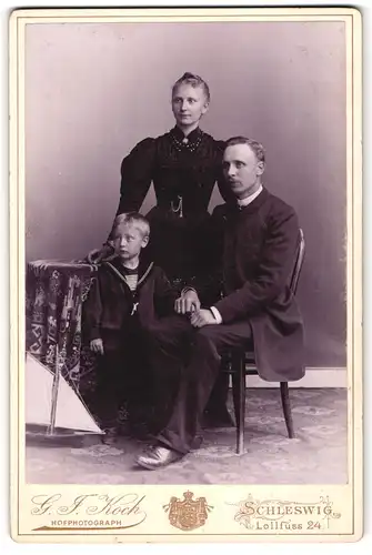 Fotografie G. J. Koch, Schleswig, Lollfuss 24, Bürgerliches Paar mit kleinem Sohn